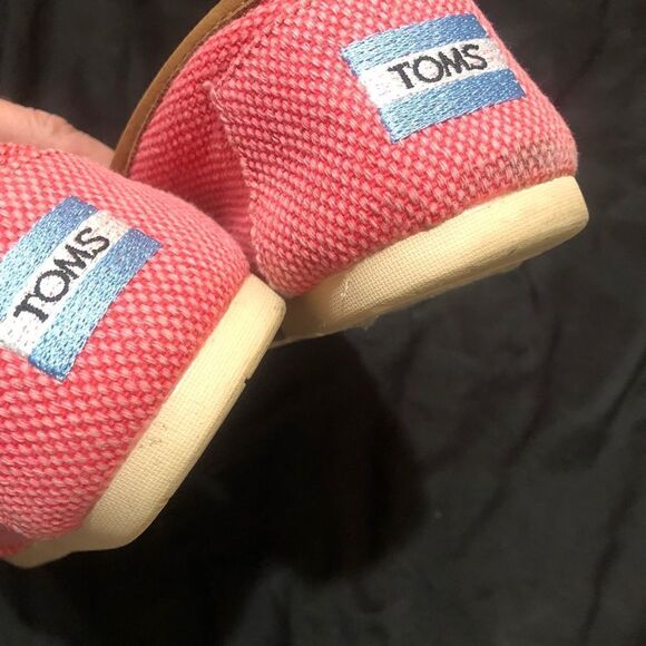 TOMS pink with white skullโshoes - unknown size 8-1/2 to 9 maybe VERYโCUTE - Picture 12 of 16